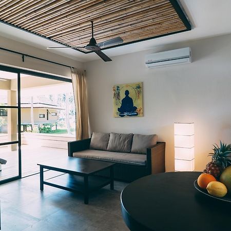 Le Motu Hotel Taling Ngam Beach Buitenkant foto