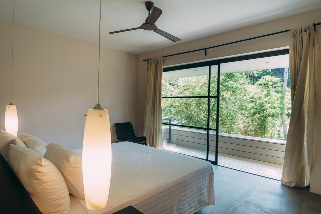 Le Motu Hotel Taling Ngam Beach Buitenkant foto